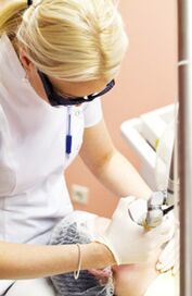 Բժիշկը կատարում է ֆոտոթերմոլիզի պրոցեդուրա